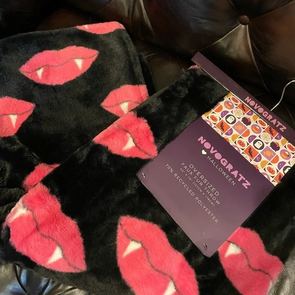NOVOGRATZ NWT Vampire Lips Oversized Faux Fur Throw - Picture 1 of 8